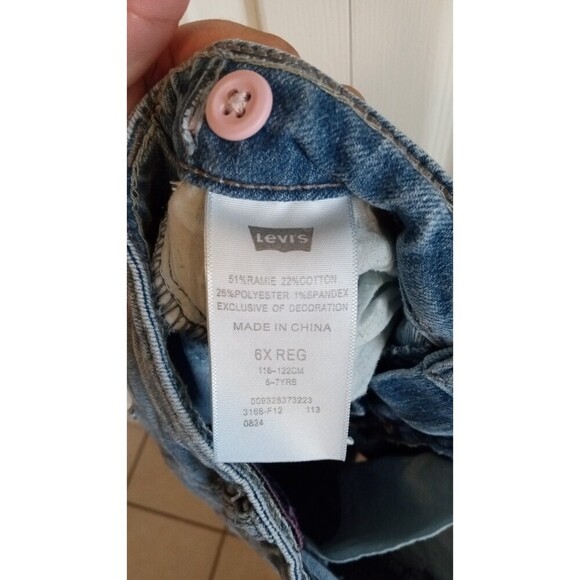 Levi light wash knee length jean shorts - Picture 2 of 3